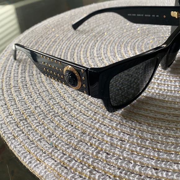 SOLD Versace sunglasses - Picture 1 of 4